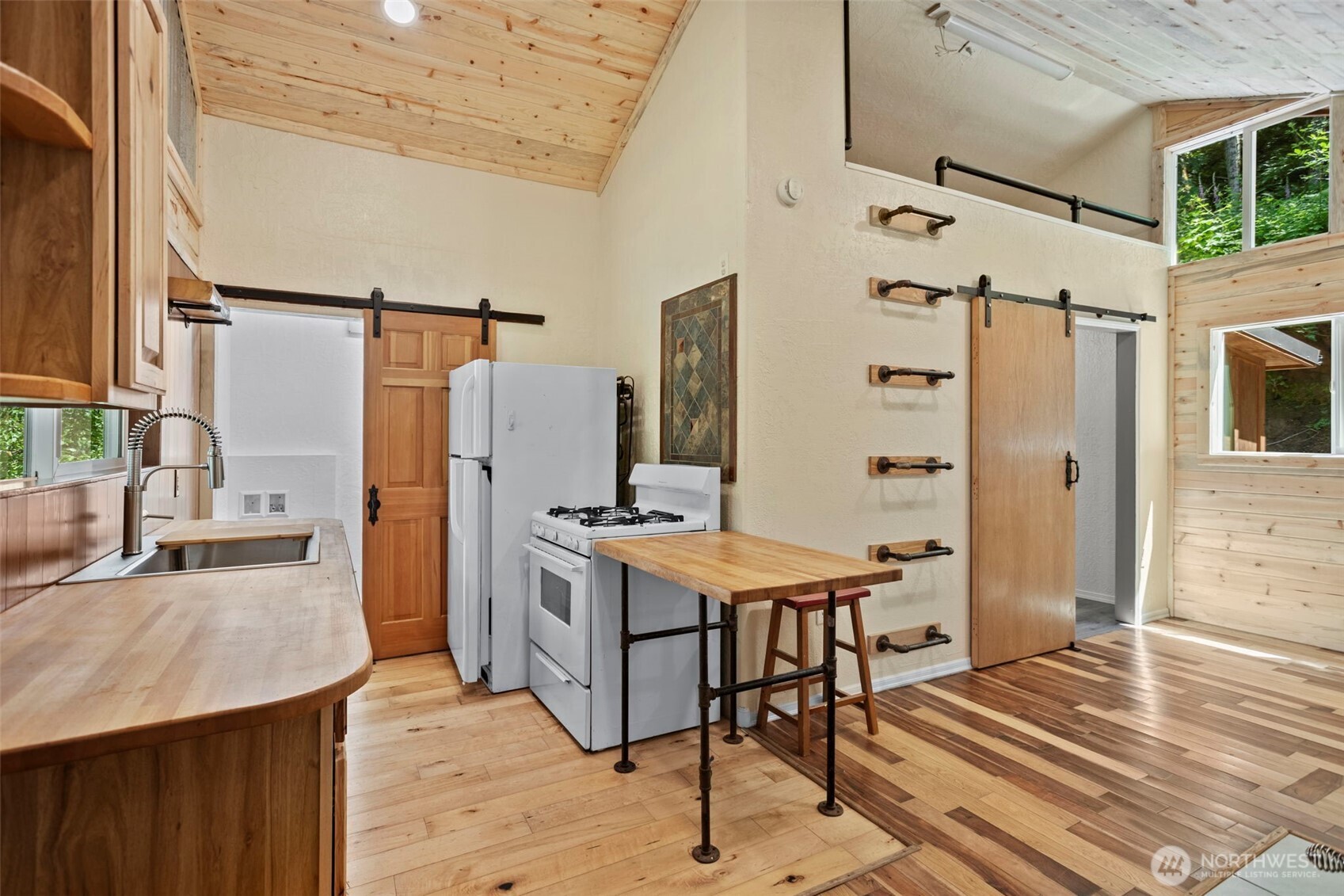 19005 Ne Buncombe Hollow Road Property Photo 9
