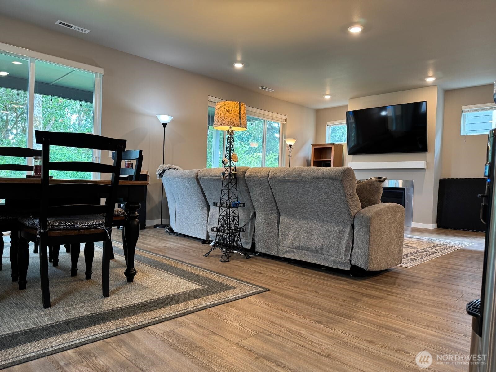 927 Vine Maple Street Property Photo 3