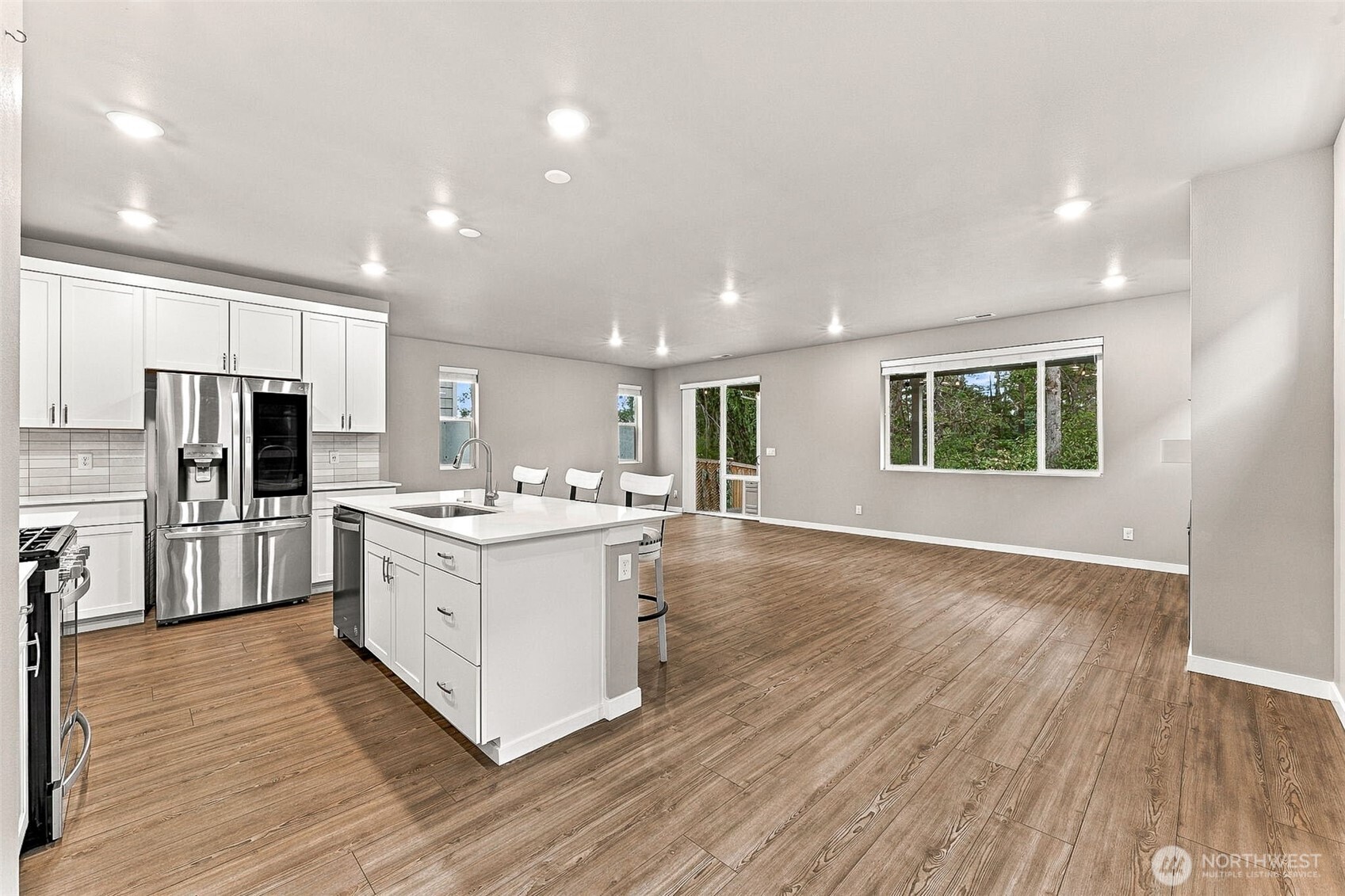 927 Vine Maple Street Property Photo 3