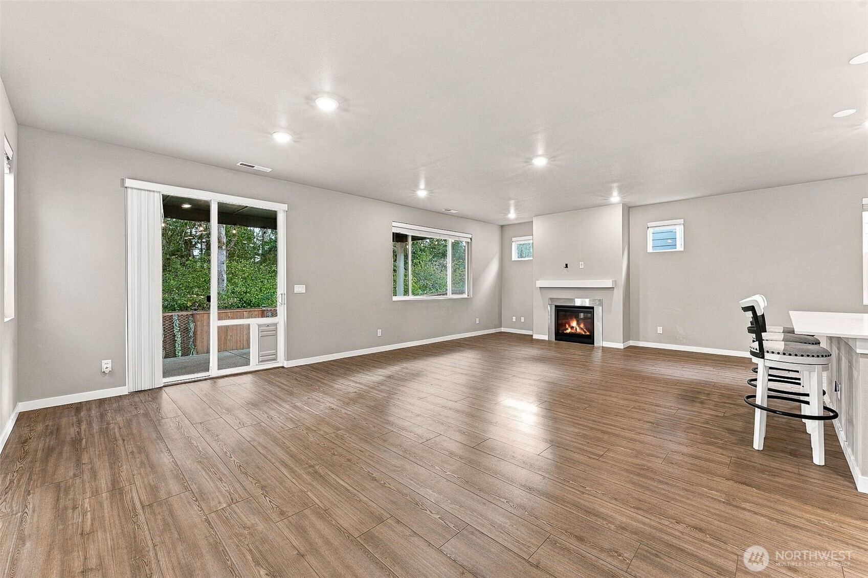 927 Vine Maple Street Property Photo 8