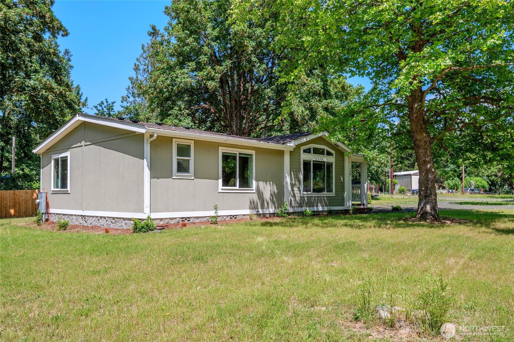 150 E Kingston Way Property Photo 3