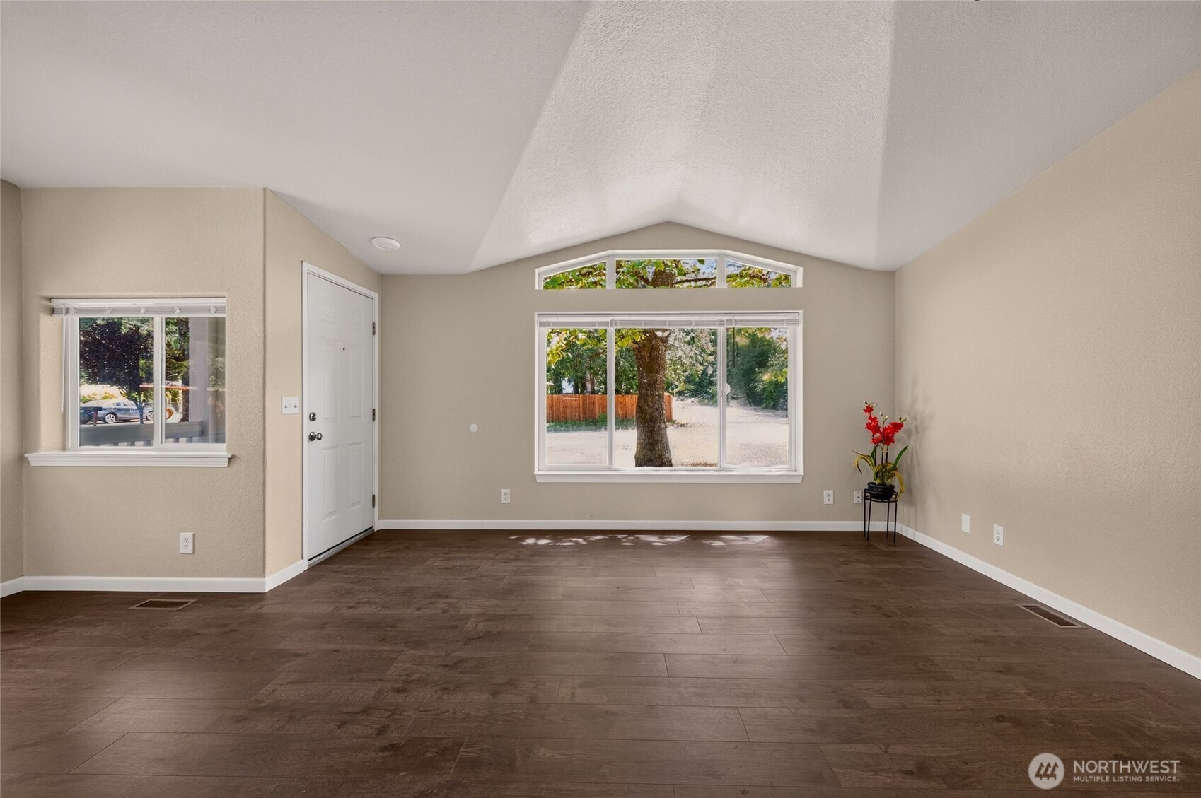 150 E Kingston Way Property Photo 5