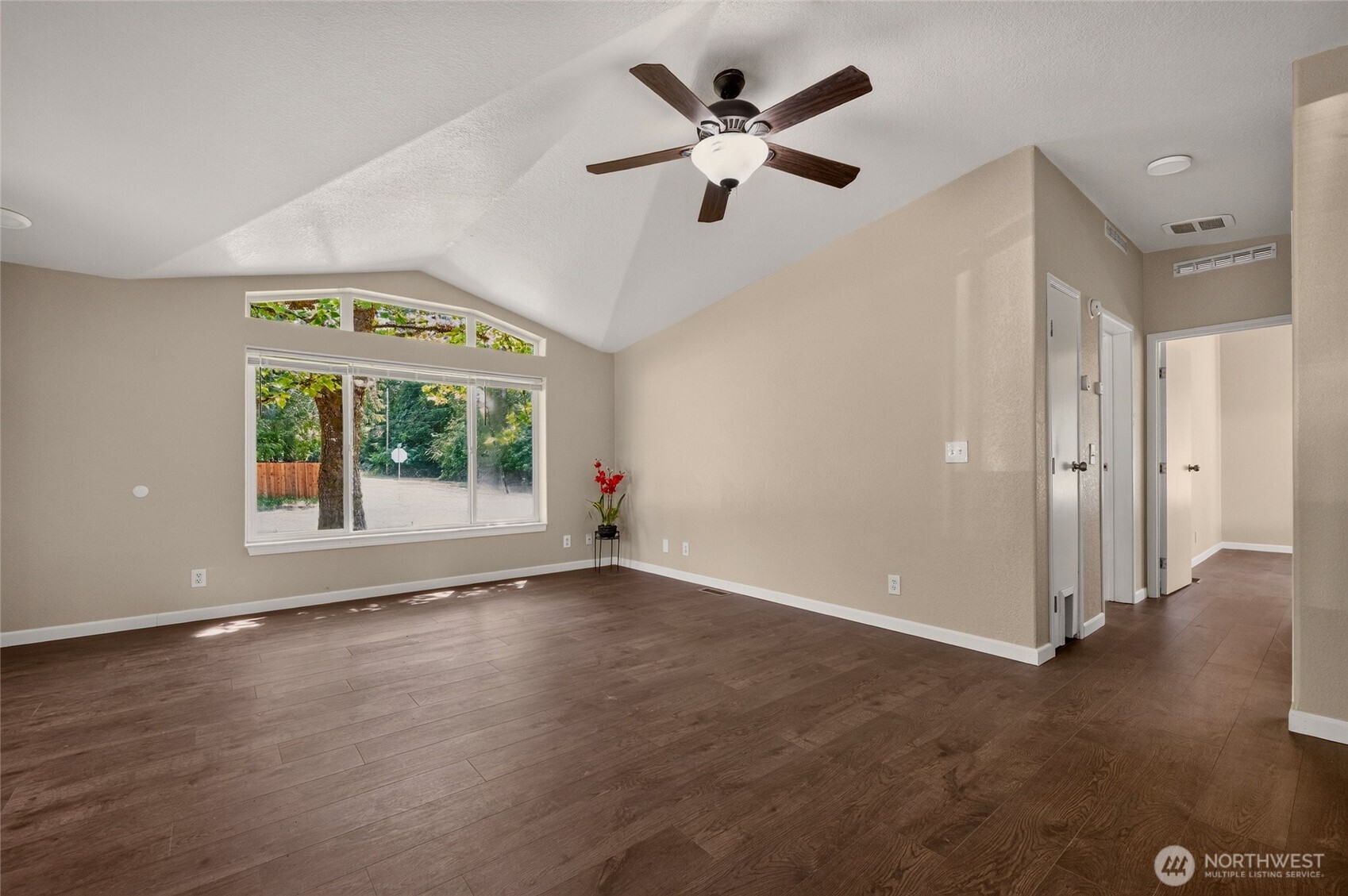 150 E Kingston Way Property Photo 6