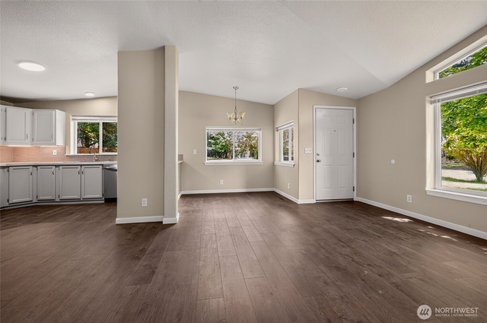 150 E Kingston Way Property Photo 7