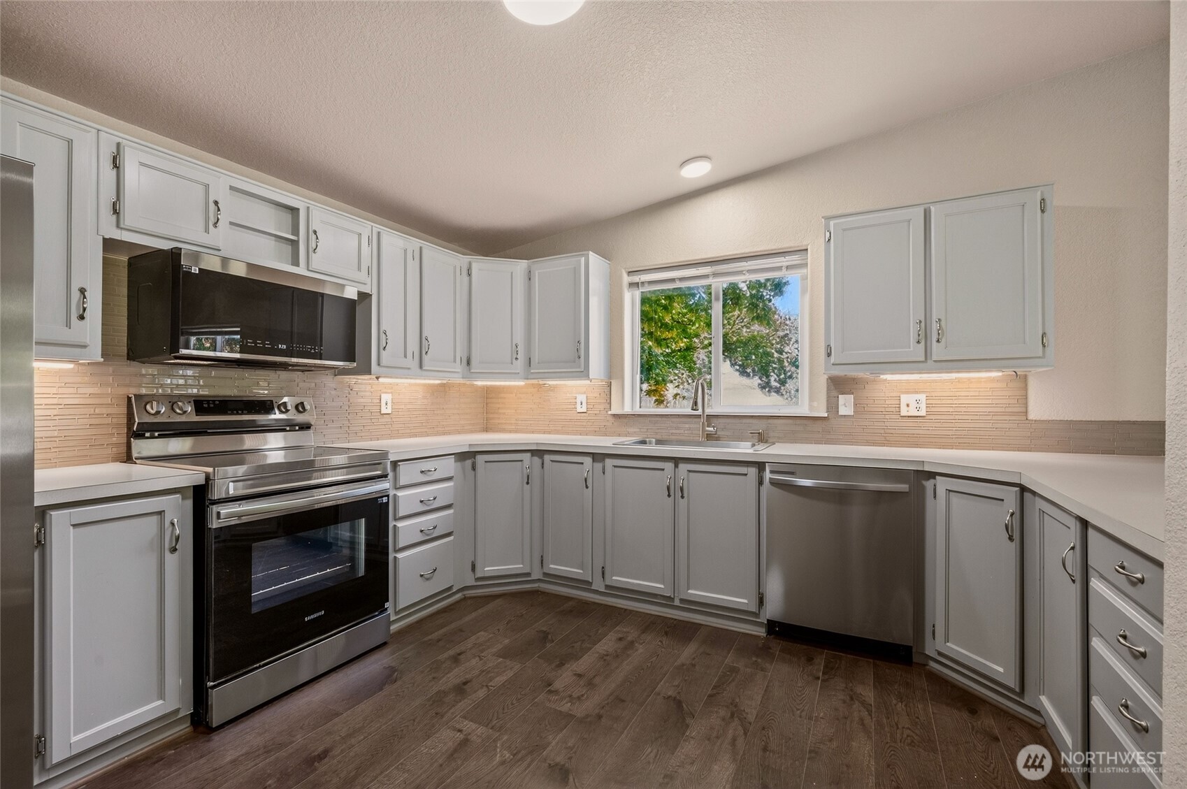 150 E Kingston Way Property Photo 8