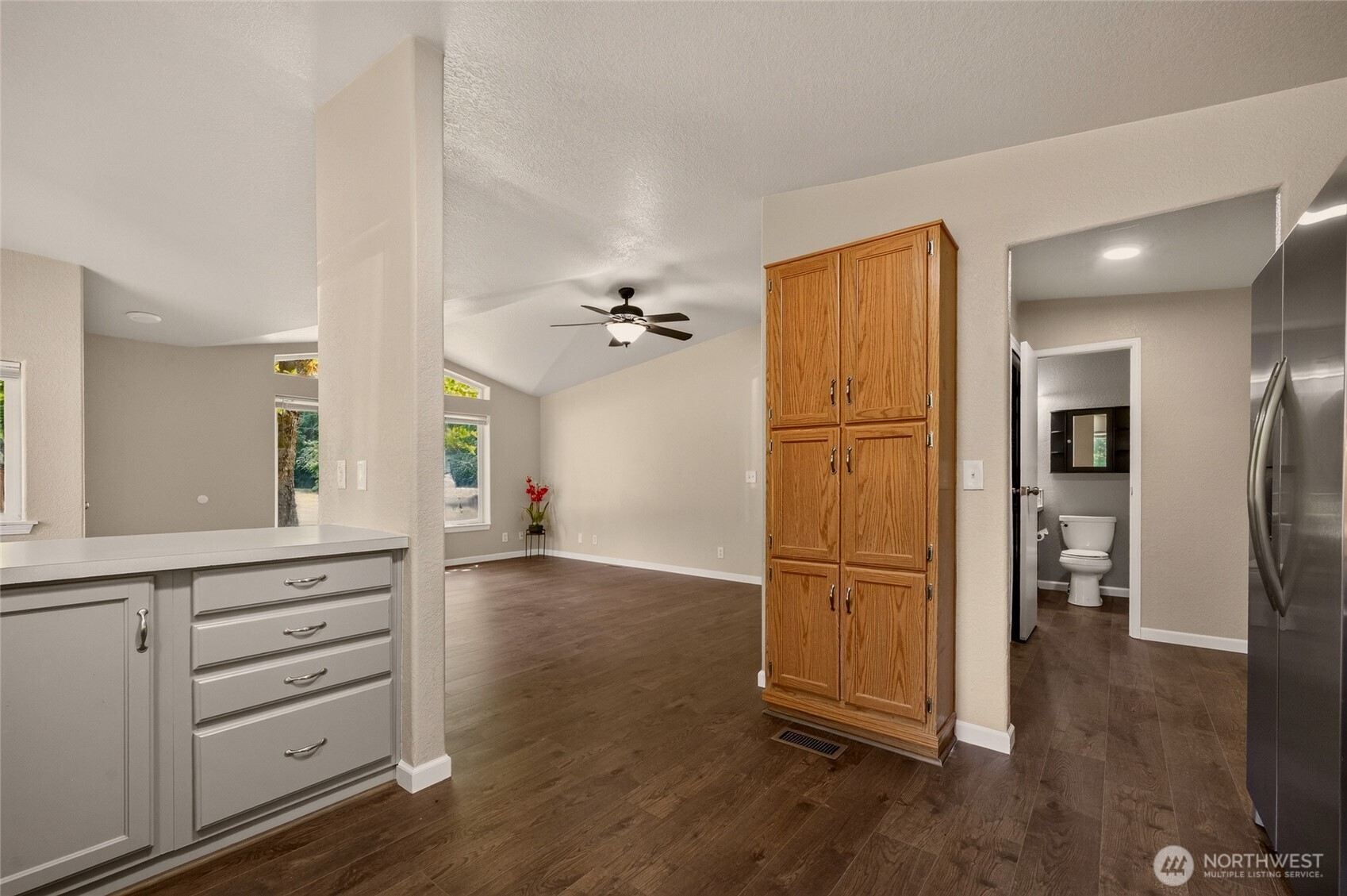 150 E Kingston Way Property Photo 10