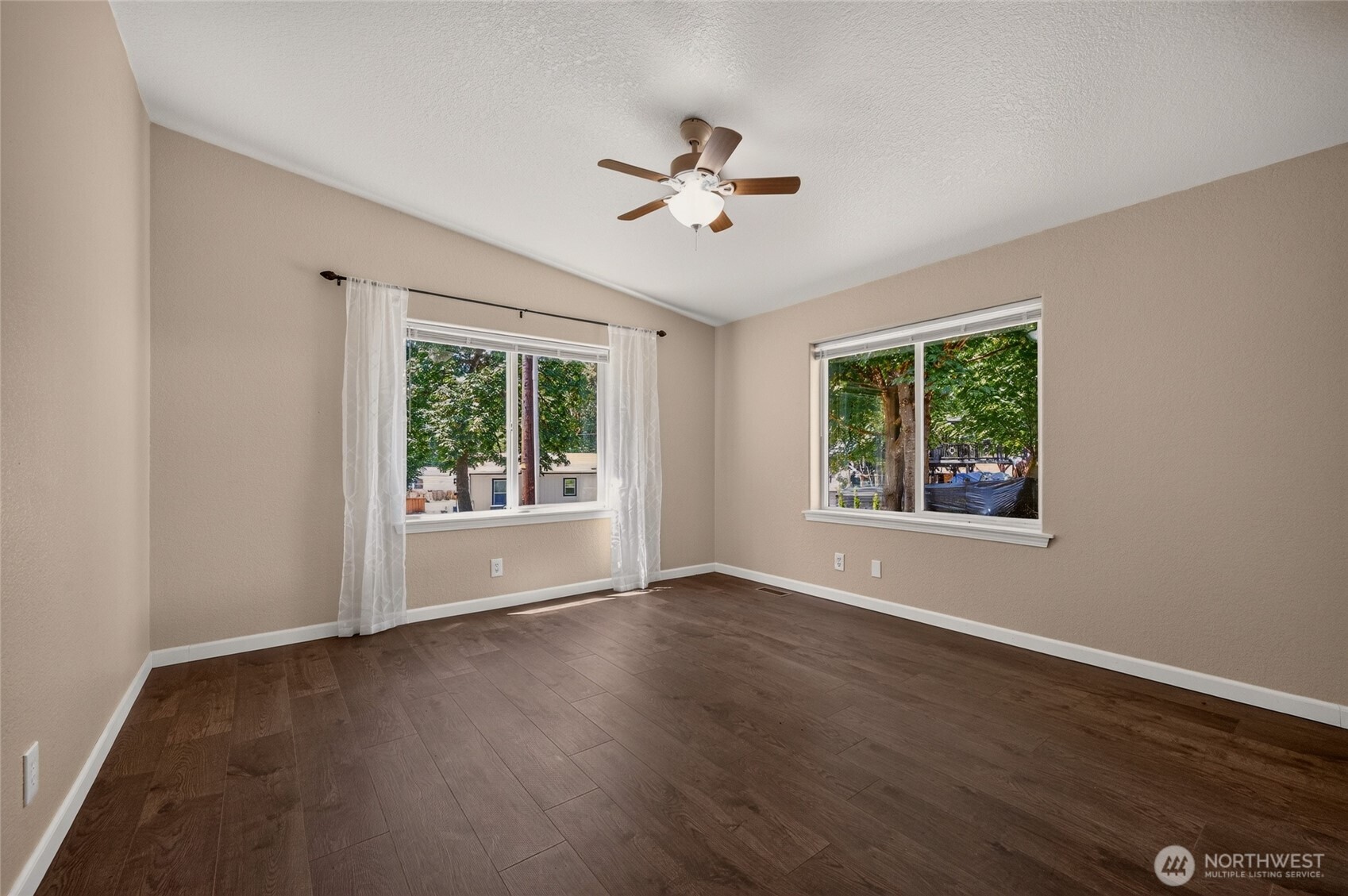 150 E Kingston Way Property Photo 20