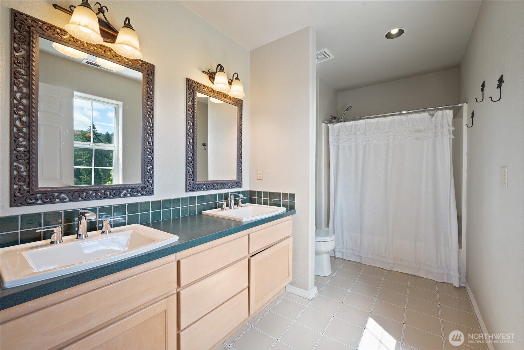 2420 Ivy Lane Property Photo 15