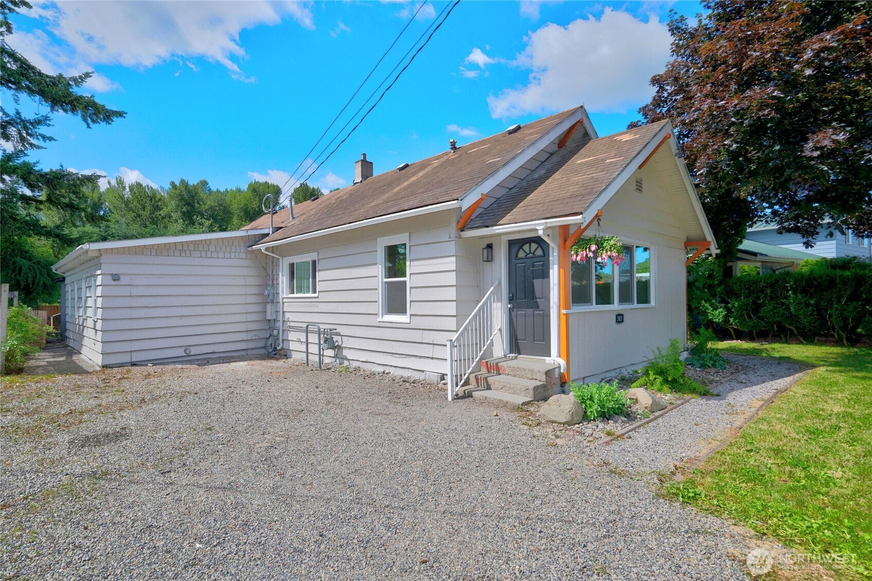 303 Lincoln Street Property Photo 2