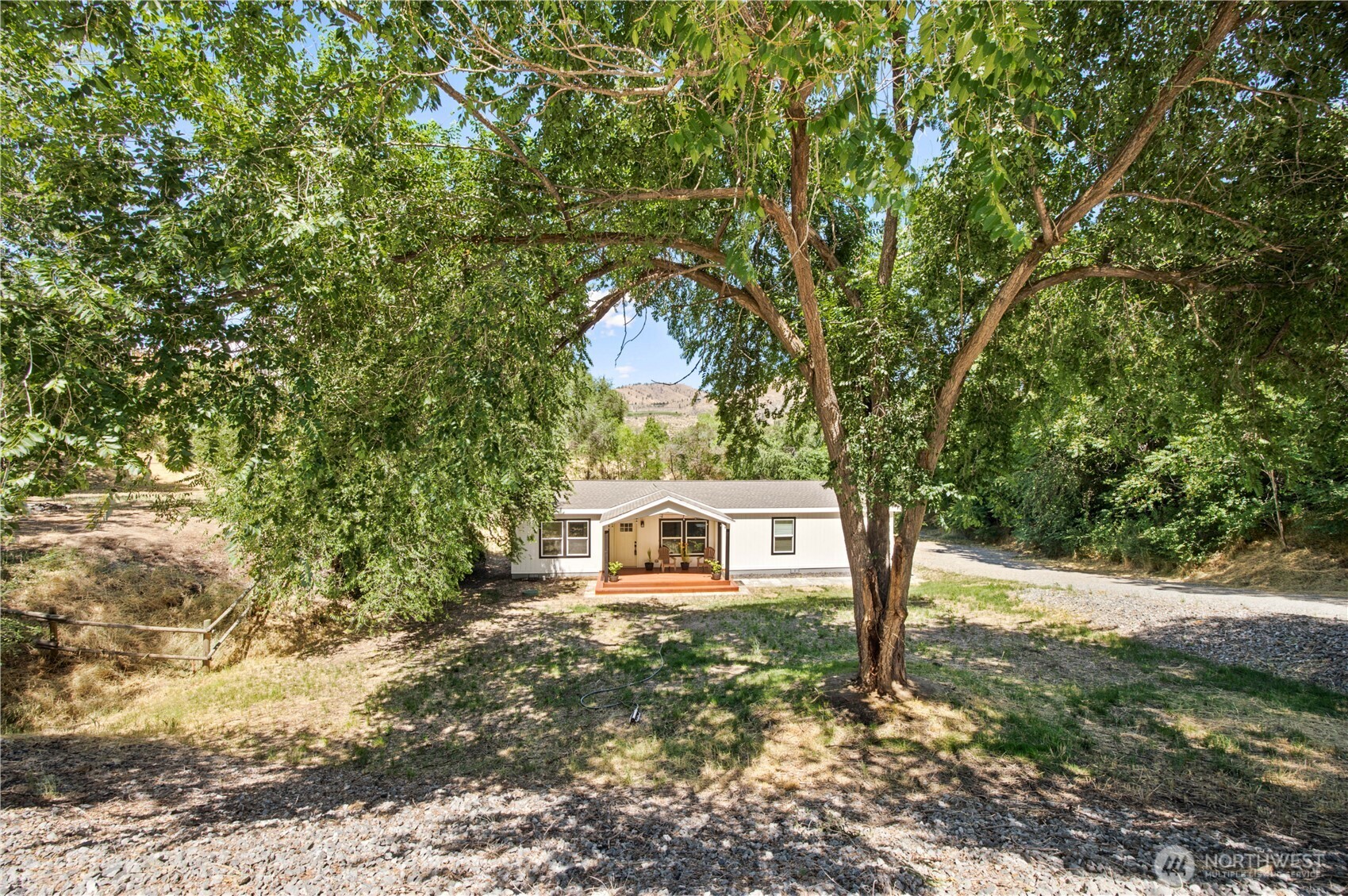 329 E Franklin Street Property Photo 3