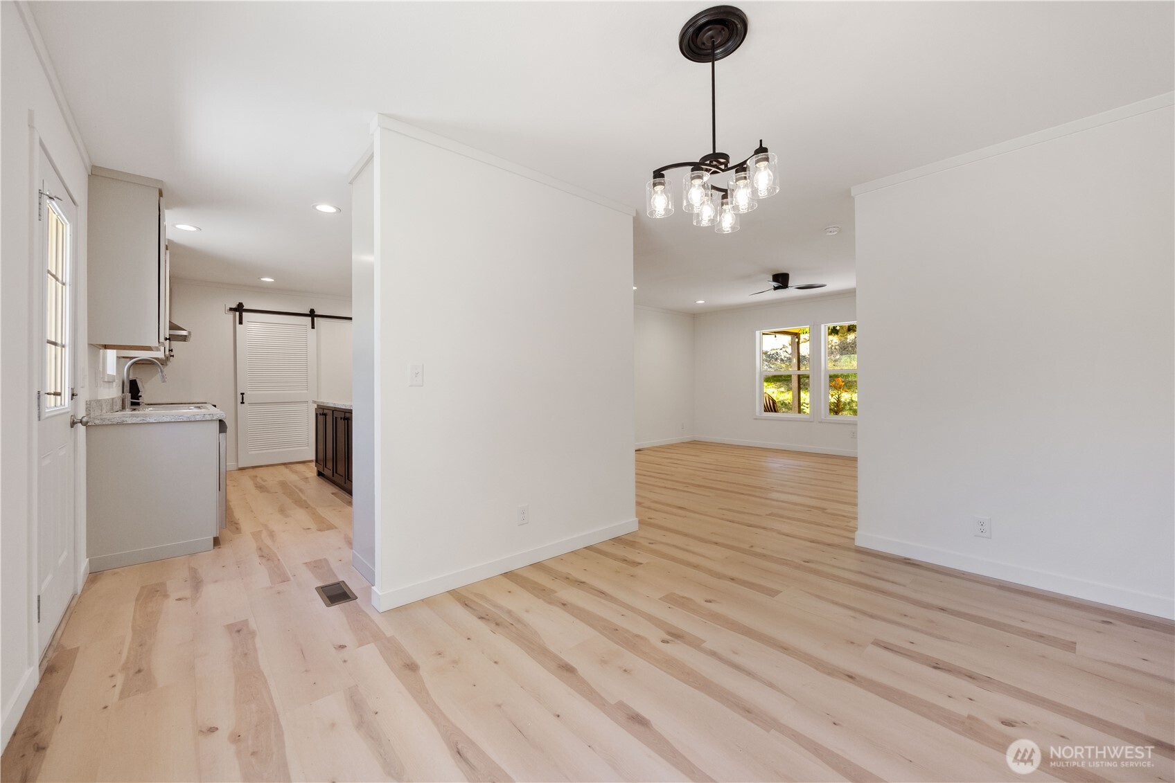 329 E Franklin Street Property Photo 8