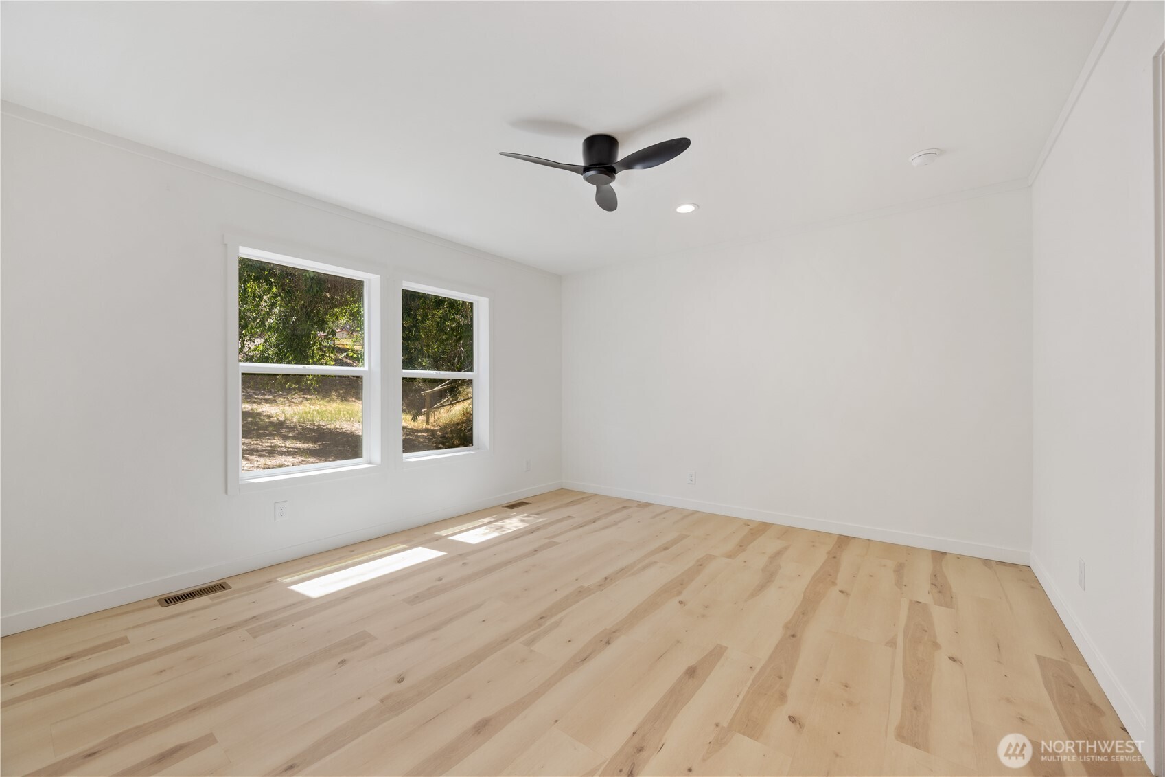 329 E Franklin Street Property Photo 9
