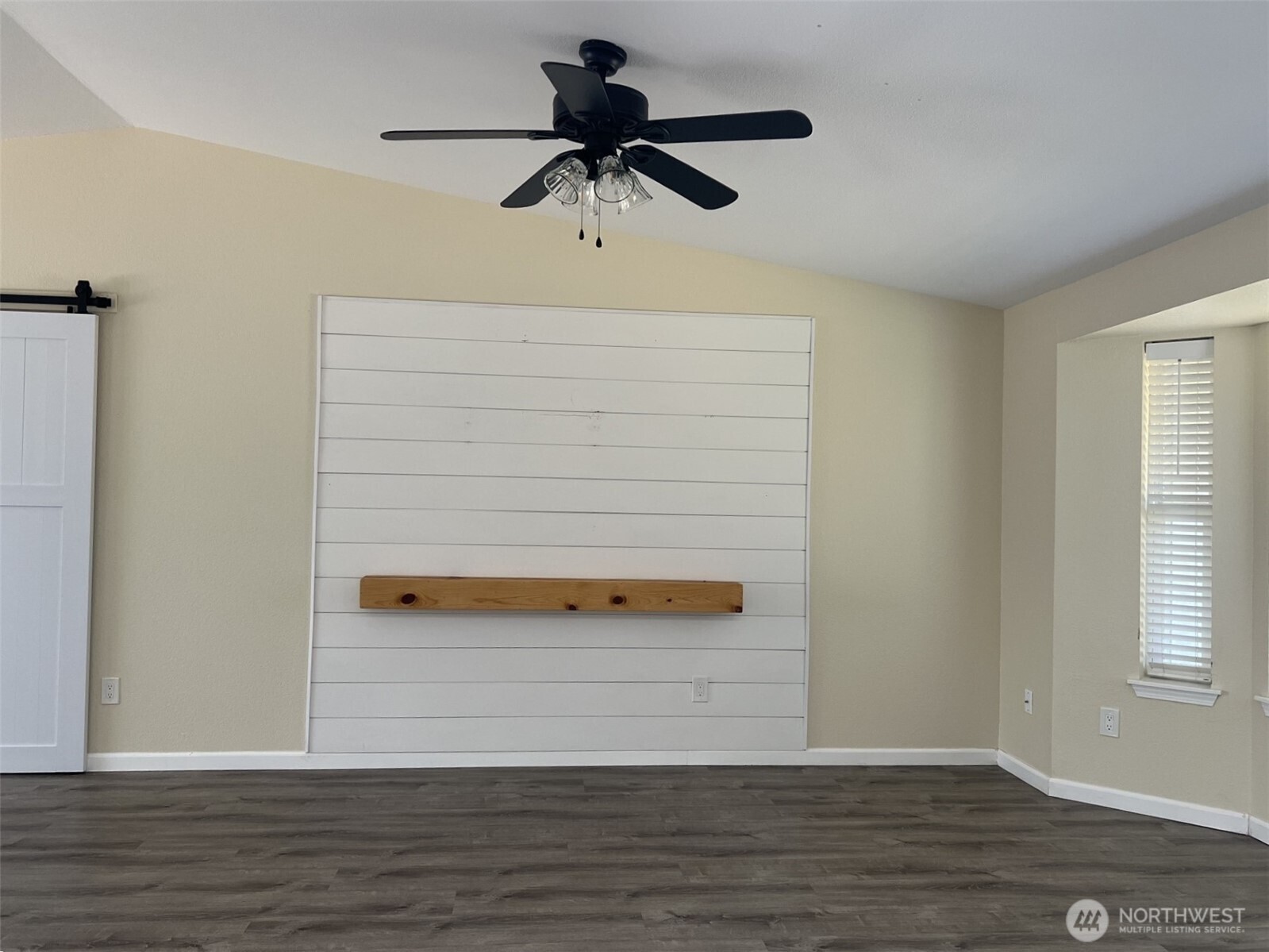 1124 Pinedrop Loop Property Photo 4