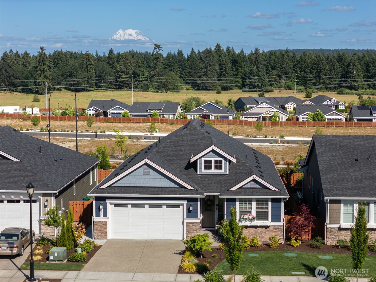 2835 Arrowroot Loop Property Photo 1