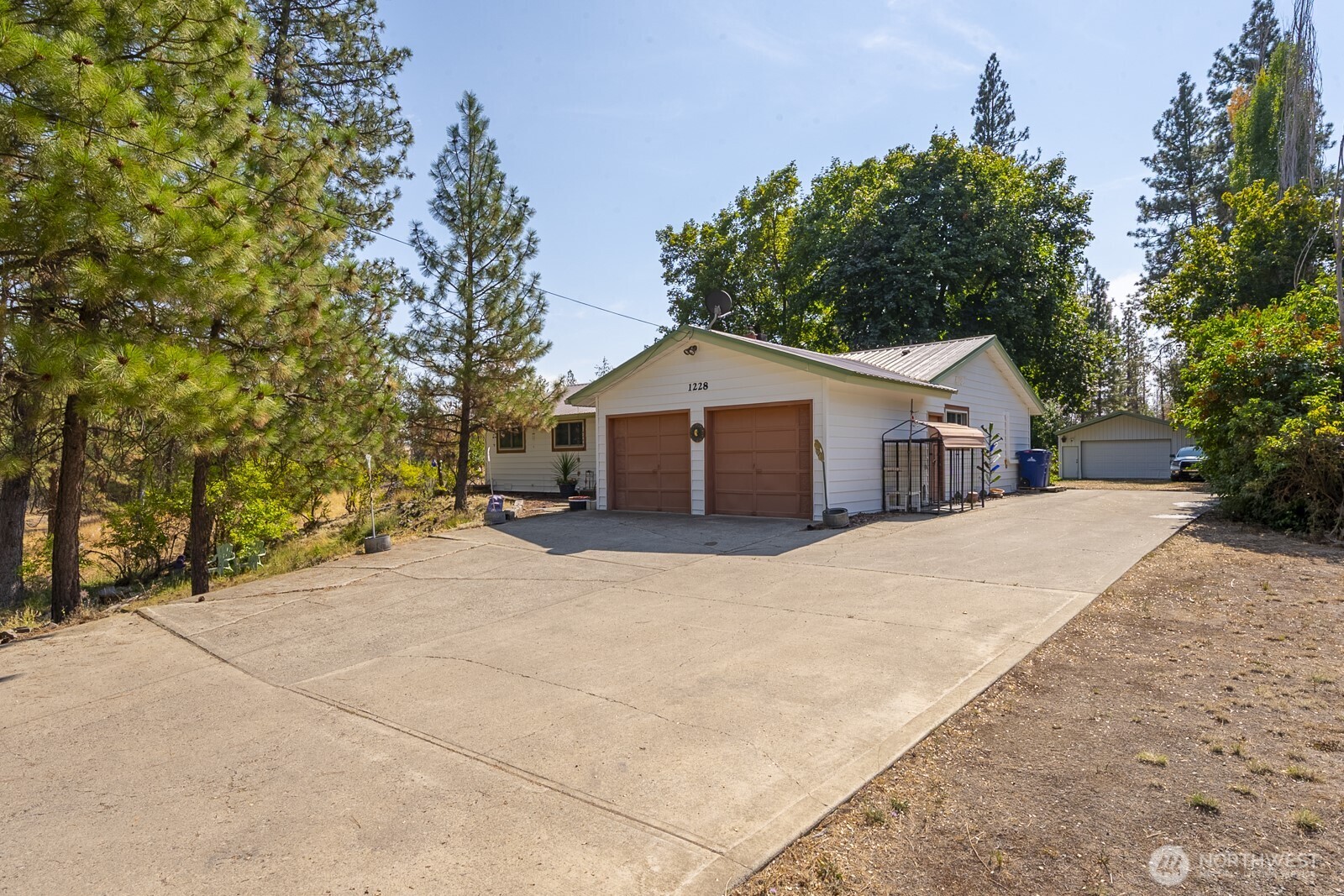 1228 E Lake Street Property Photo 2