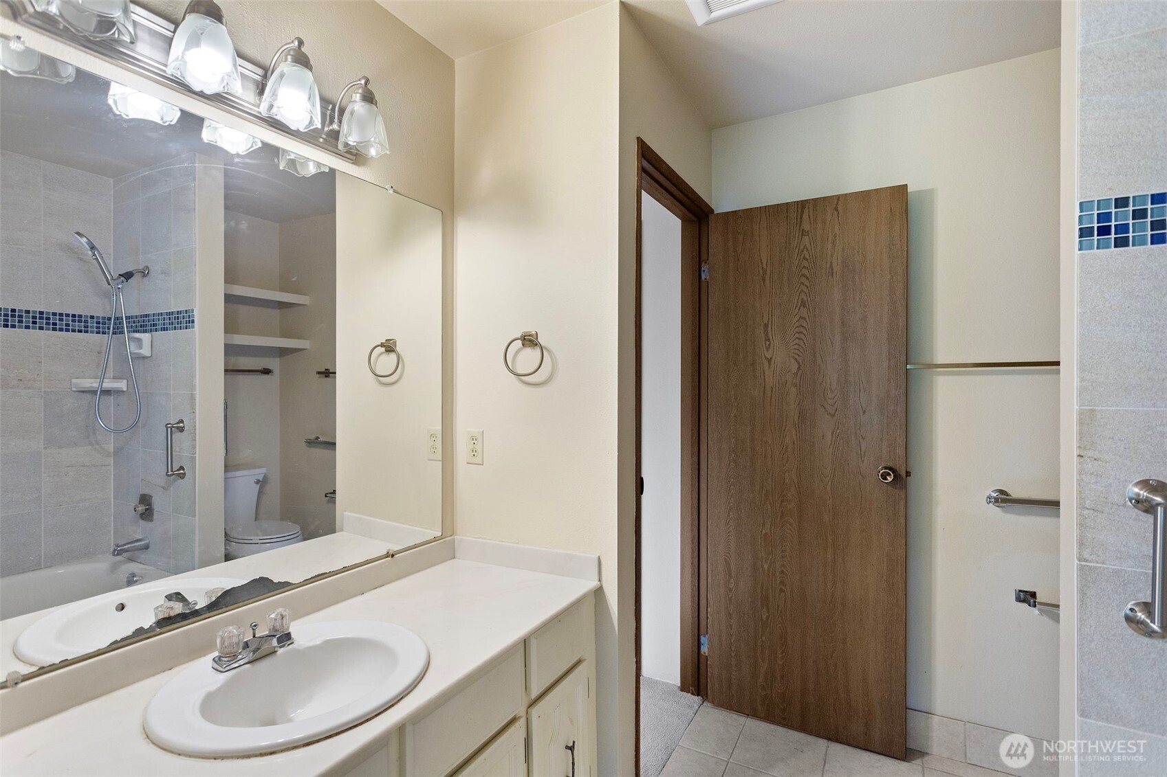 22703 Lakeview Drive E1 Property Photo 18