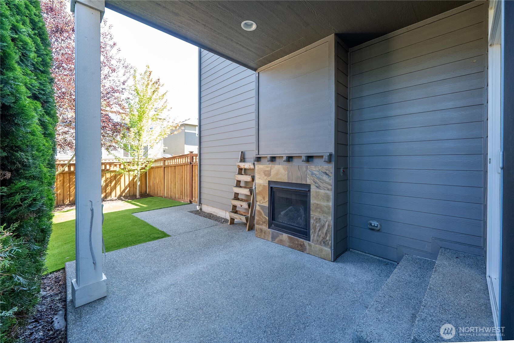 18428 Village Parkway Property Photo 3