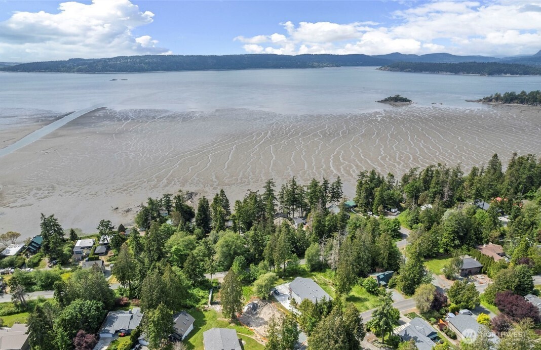 726 Shelter Bay Property Photo 5