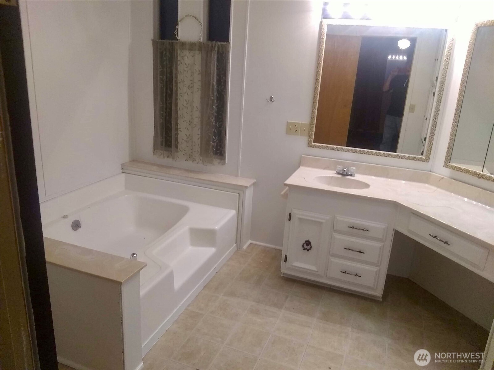 402 W 6th Avenue Property Photo 12