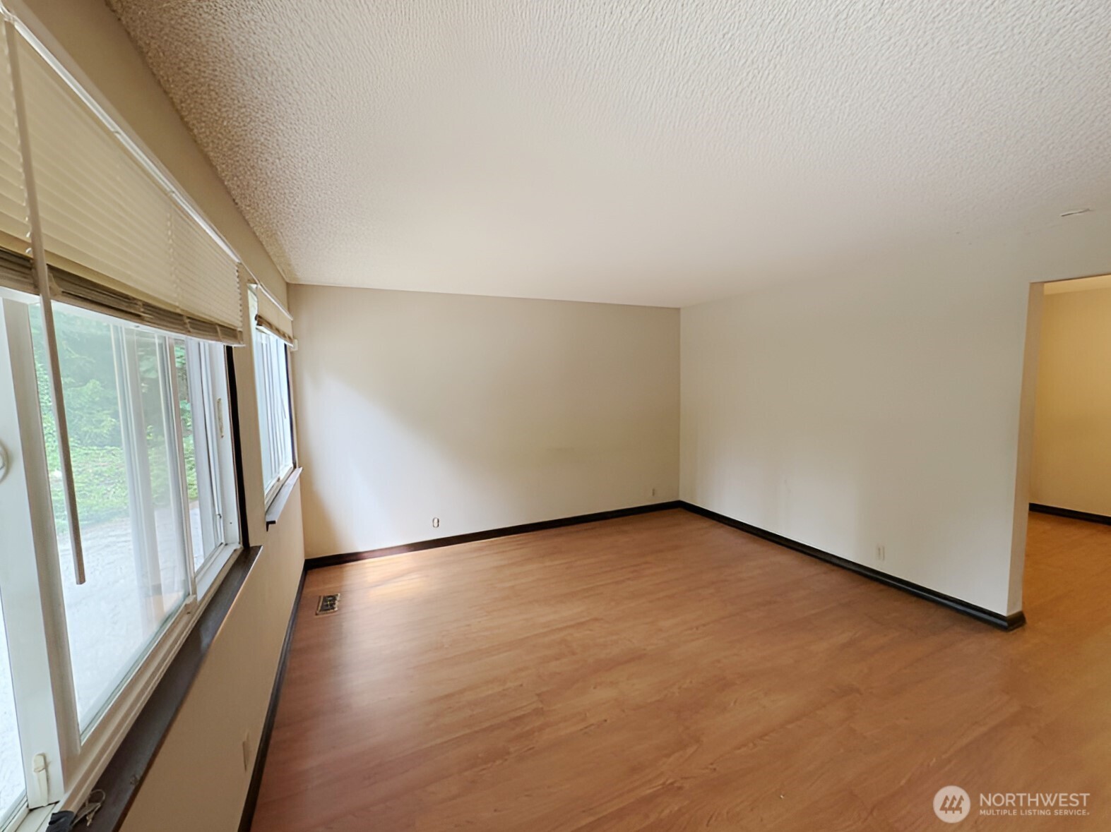 24404 Se Mirrormont Boulevard Property Photo 8