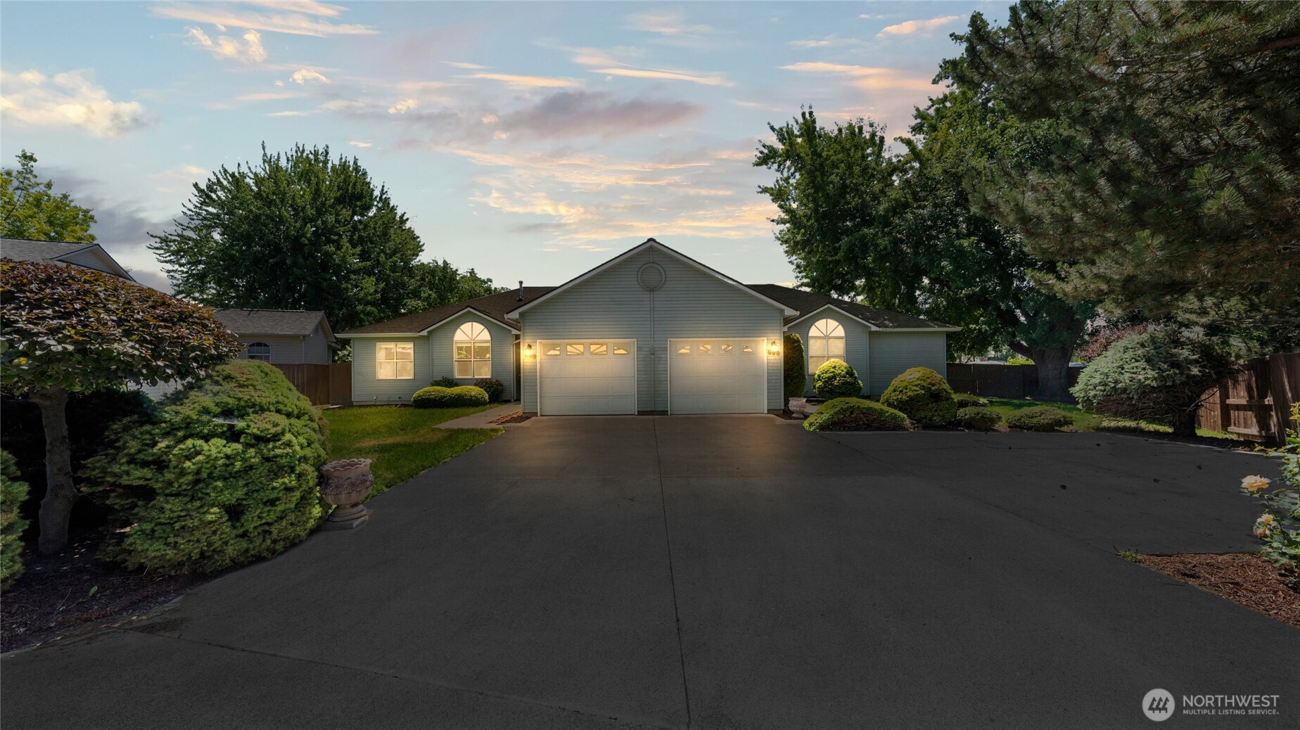 996 Se Admiral Place Property Photo 1