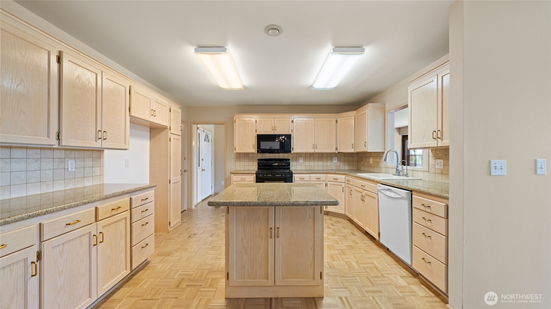 996 Se Admiral Place Property Photo 5