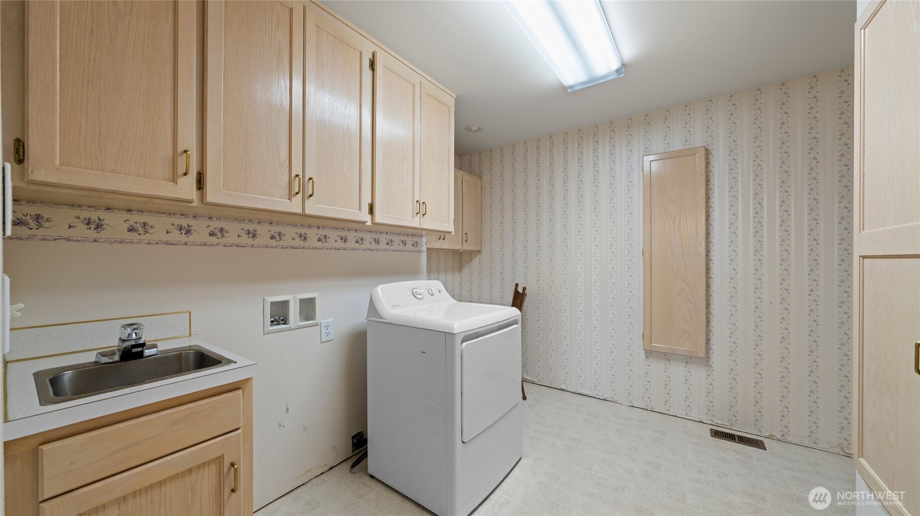 996 Se Admiral Place Property Photo 8