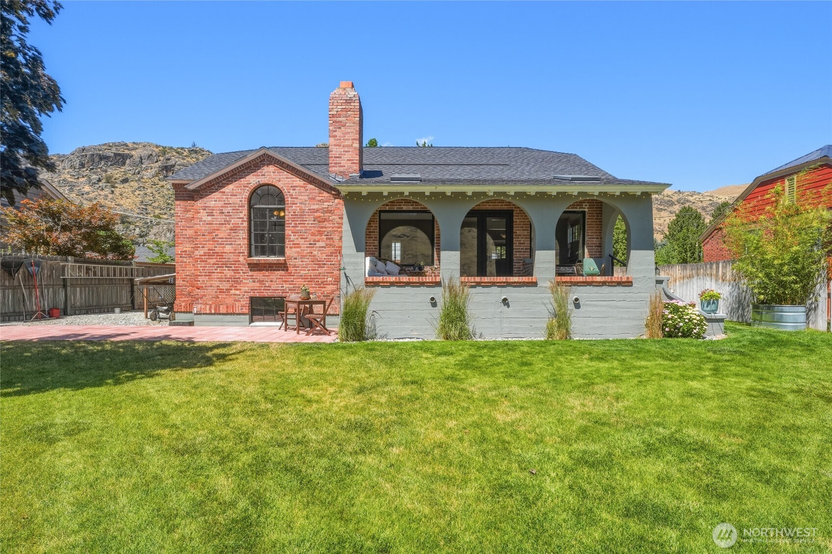 446 5th Street Property Photo 2