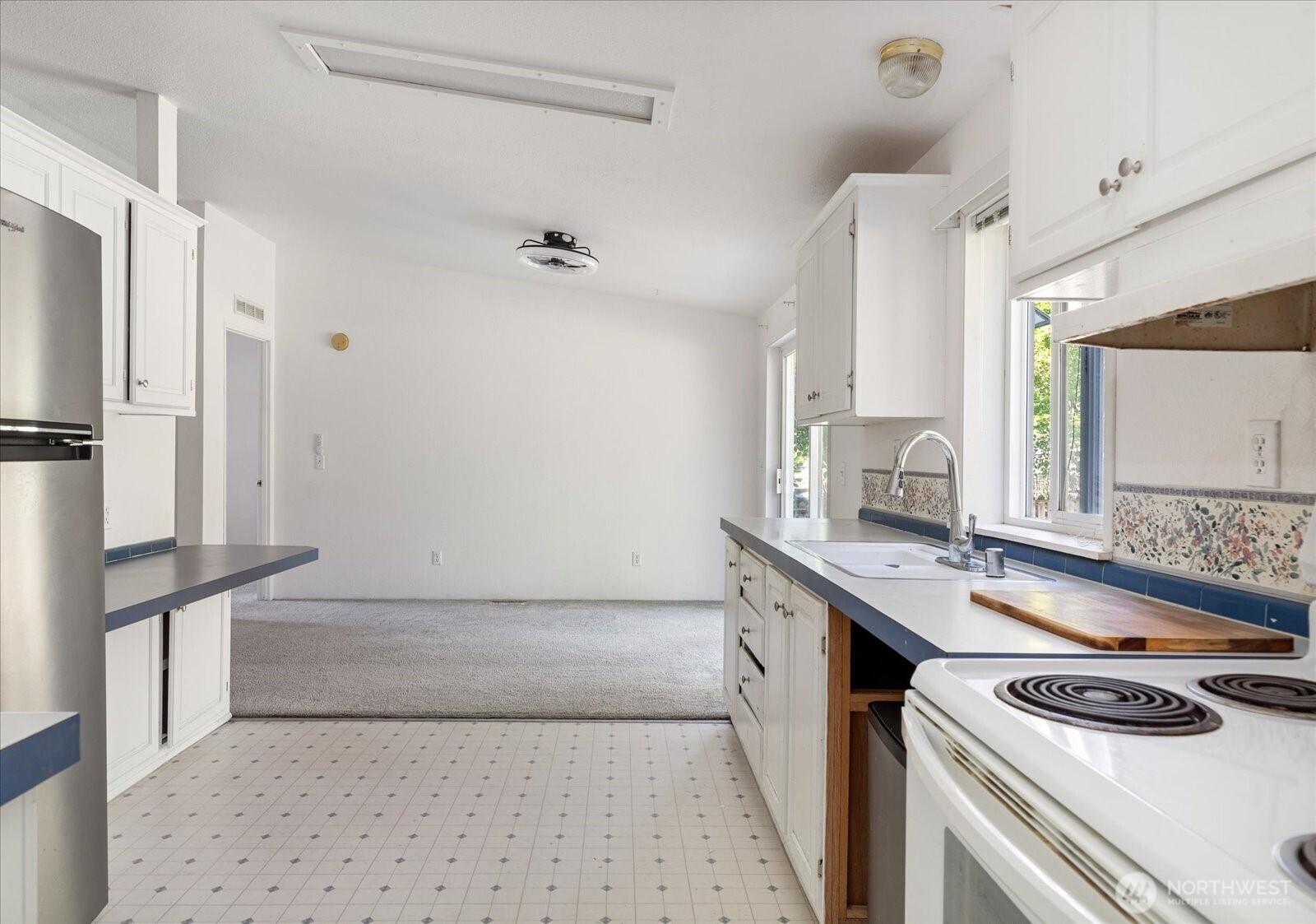 5559 Vesel Court Property Photo 6