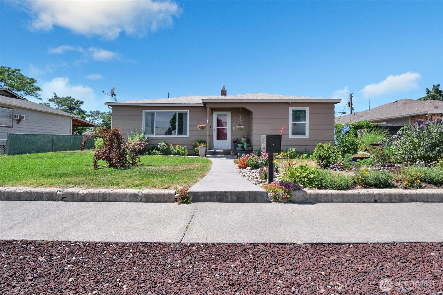 1118 W Cascade Avenue Property Photo 1