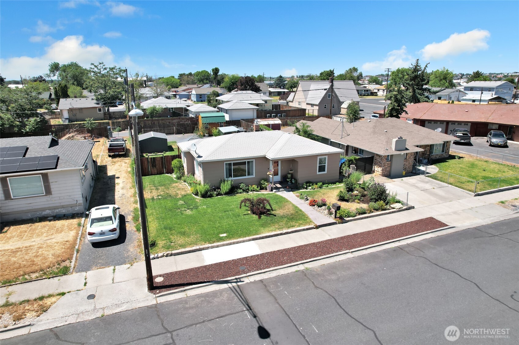 1118 W Cascade Avenue Property Photo 3
