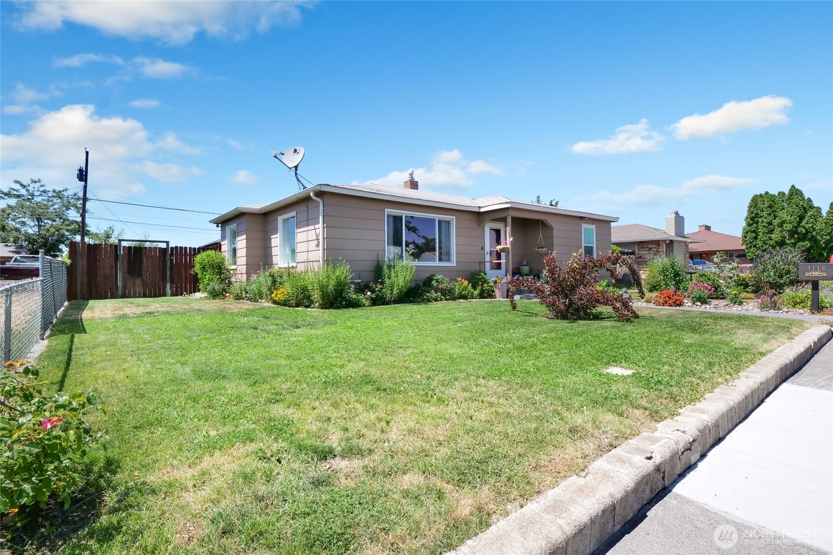 1118 W Cascade Avenue Property Photo 4
