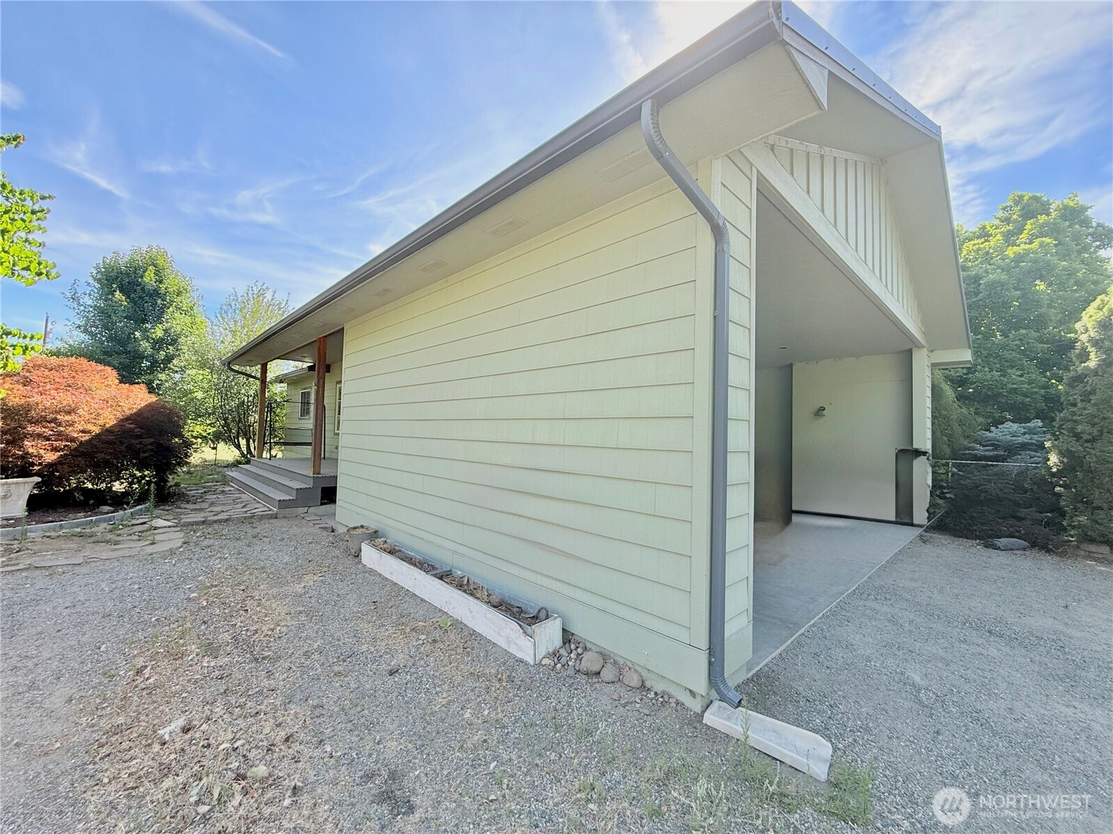 2050 James Avenue Property Photo 5