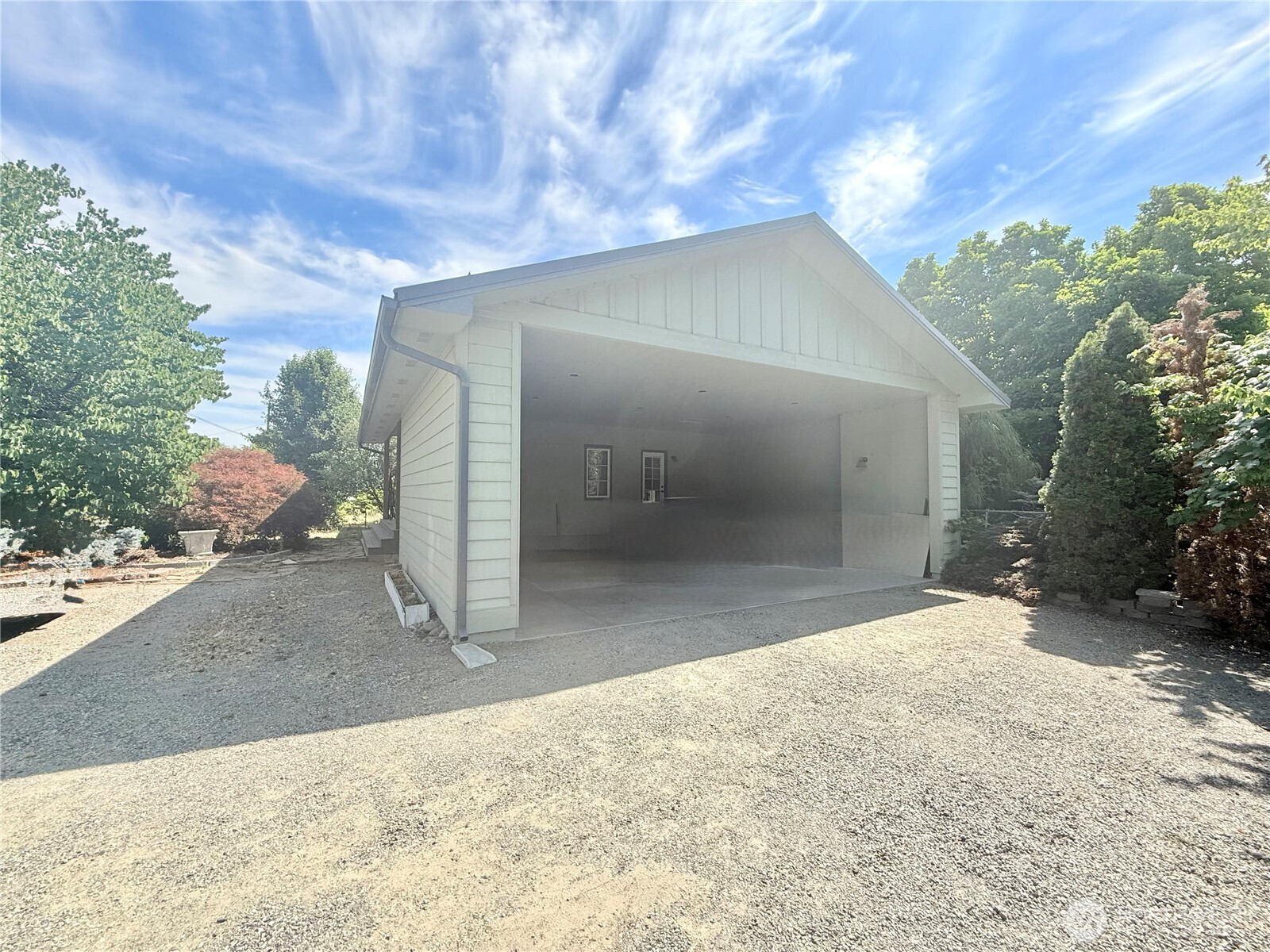 2050 James Avenue Property Photo 6