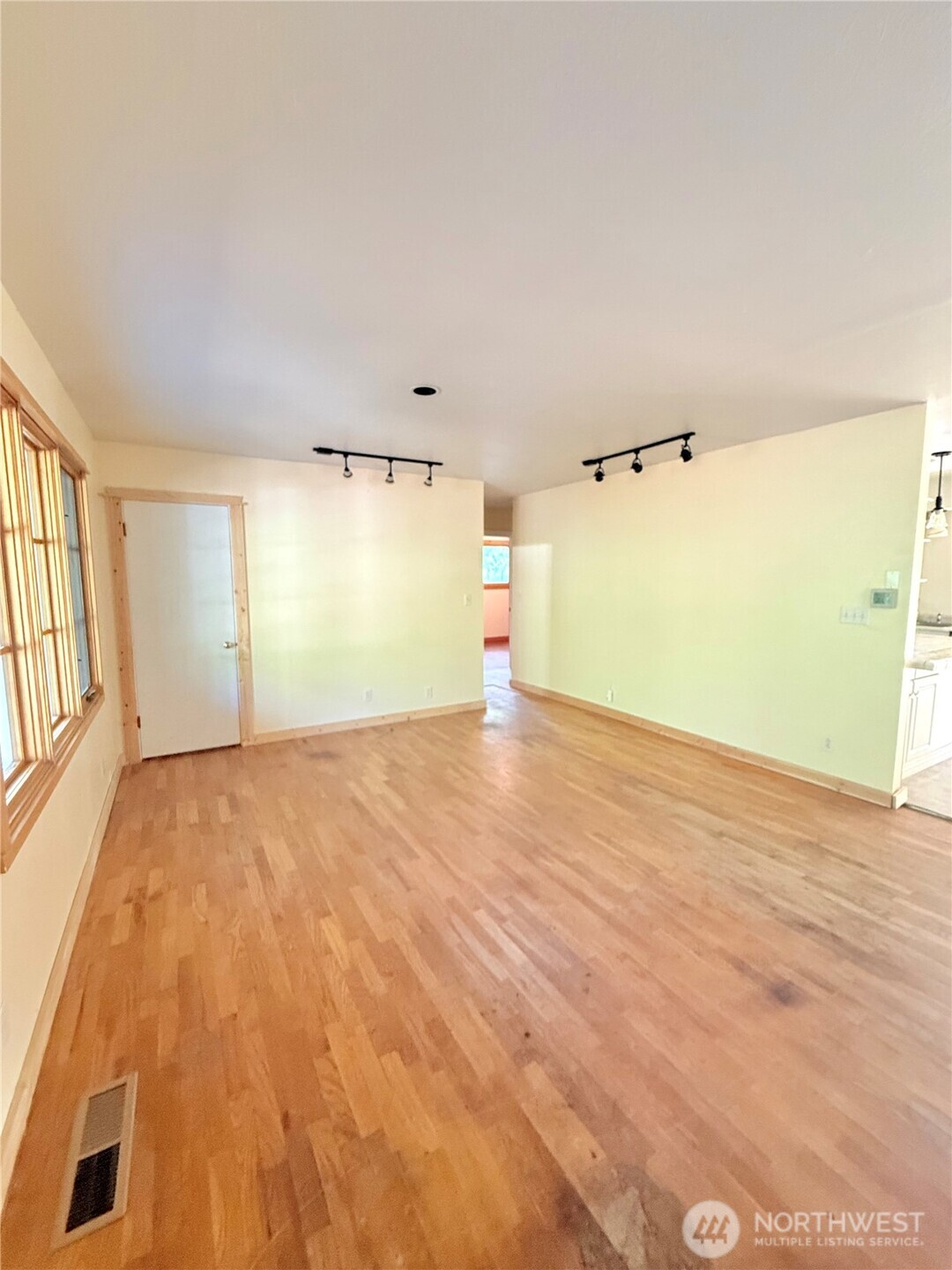 2050 James Avenue Property Photo 9