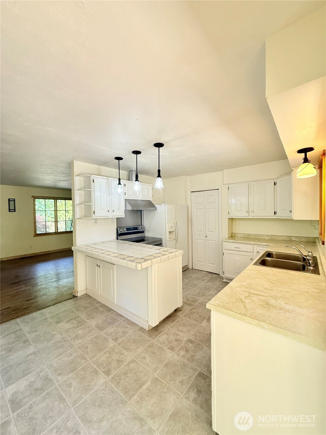 2050 James Avenue Property Photo 15
