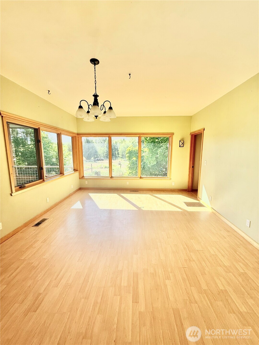2050 James Avenue Property Photo 17