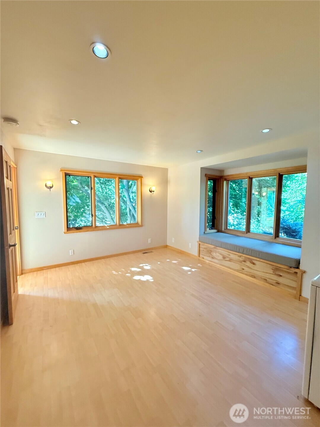 2050 James Avenue Property Photo 19