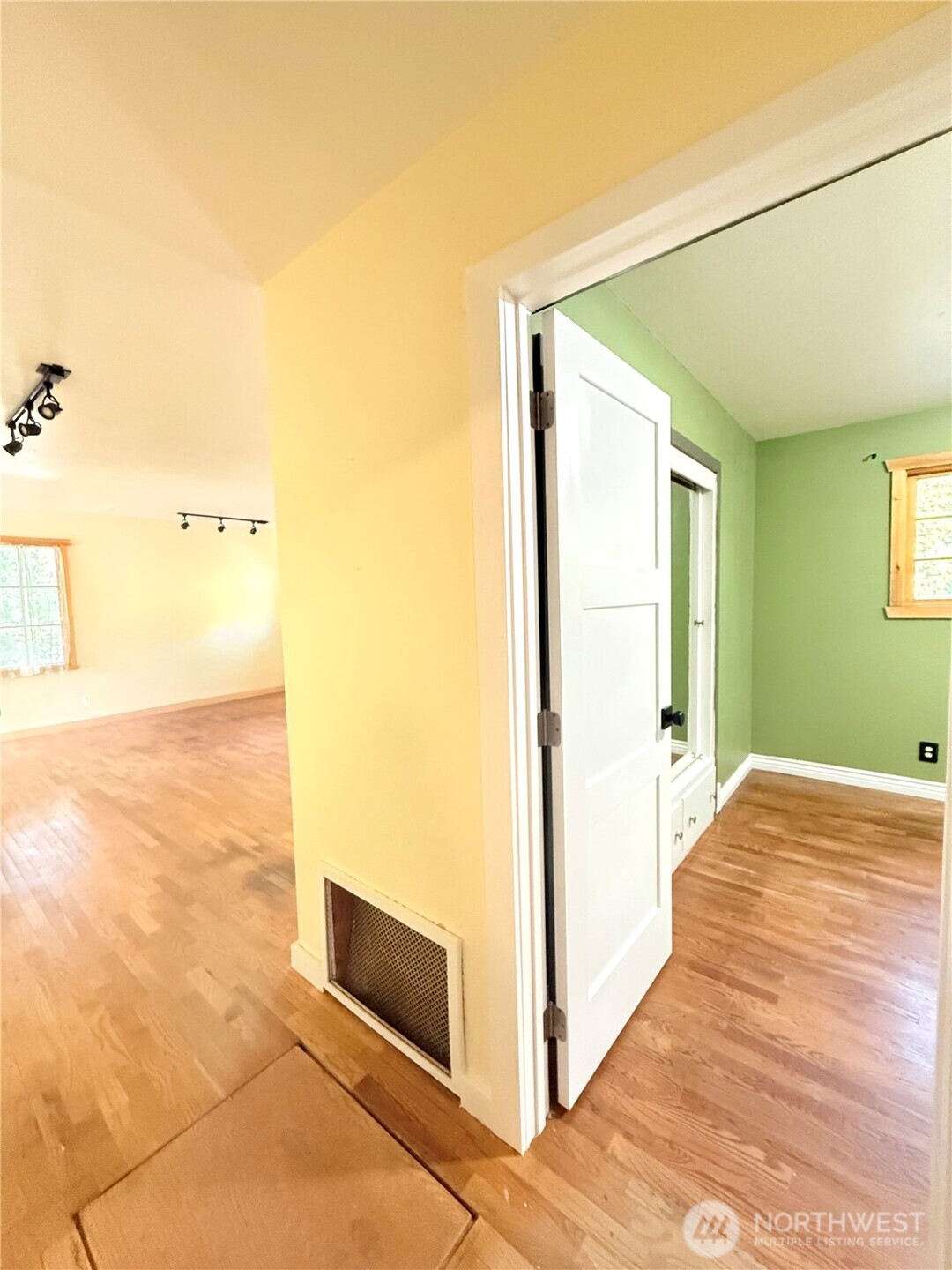 2050 James Avenue Property Photo 25