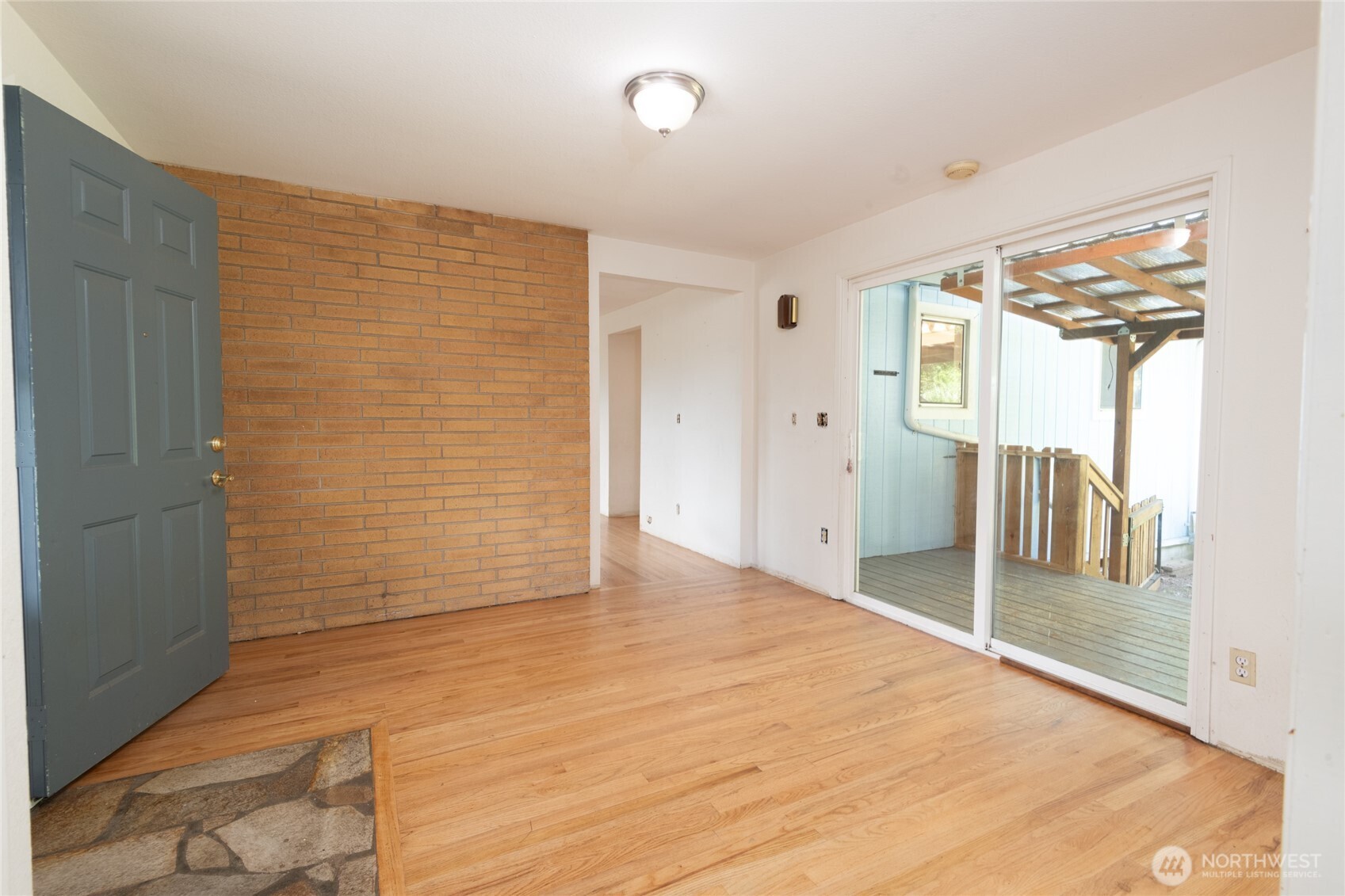 14808 Larch Way Property Photo 6