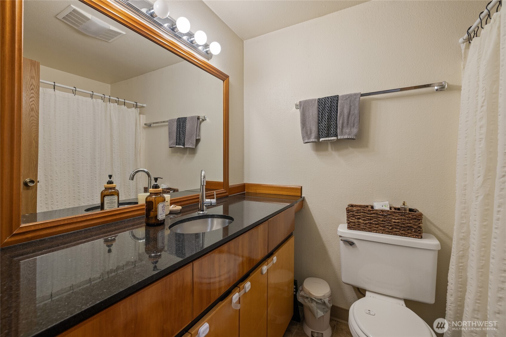 6616 6618 51st Avenue Property Photo 11