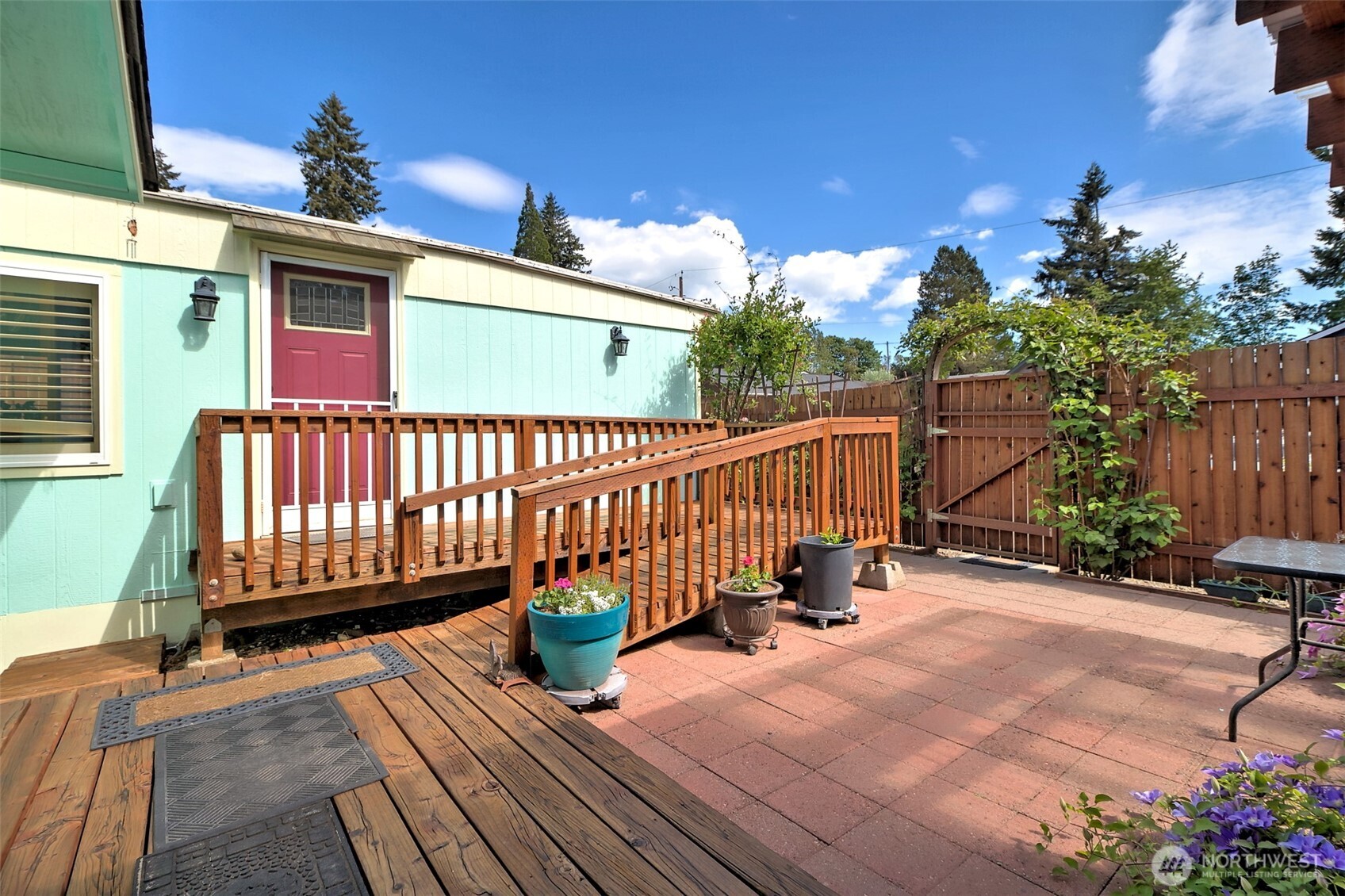 302 E Oak Street Property Photo 2