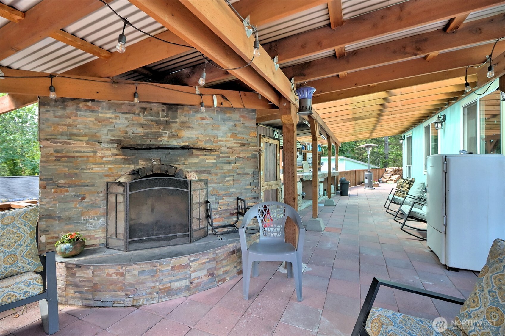 302 E Oak Street Property Photo 4