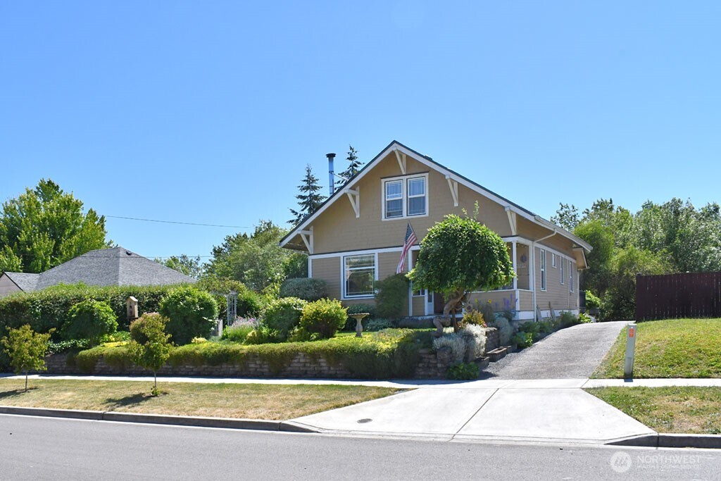 673 Sw Chehalis Avenue Property Photo 1