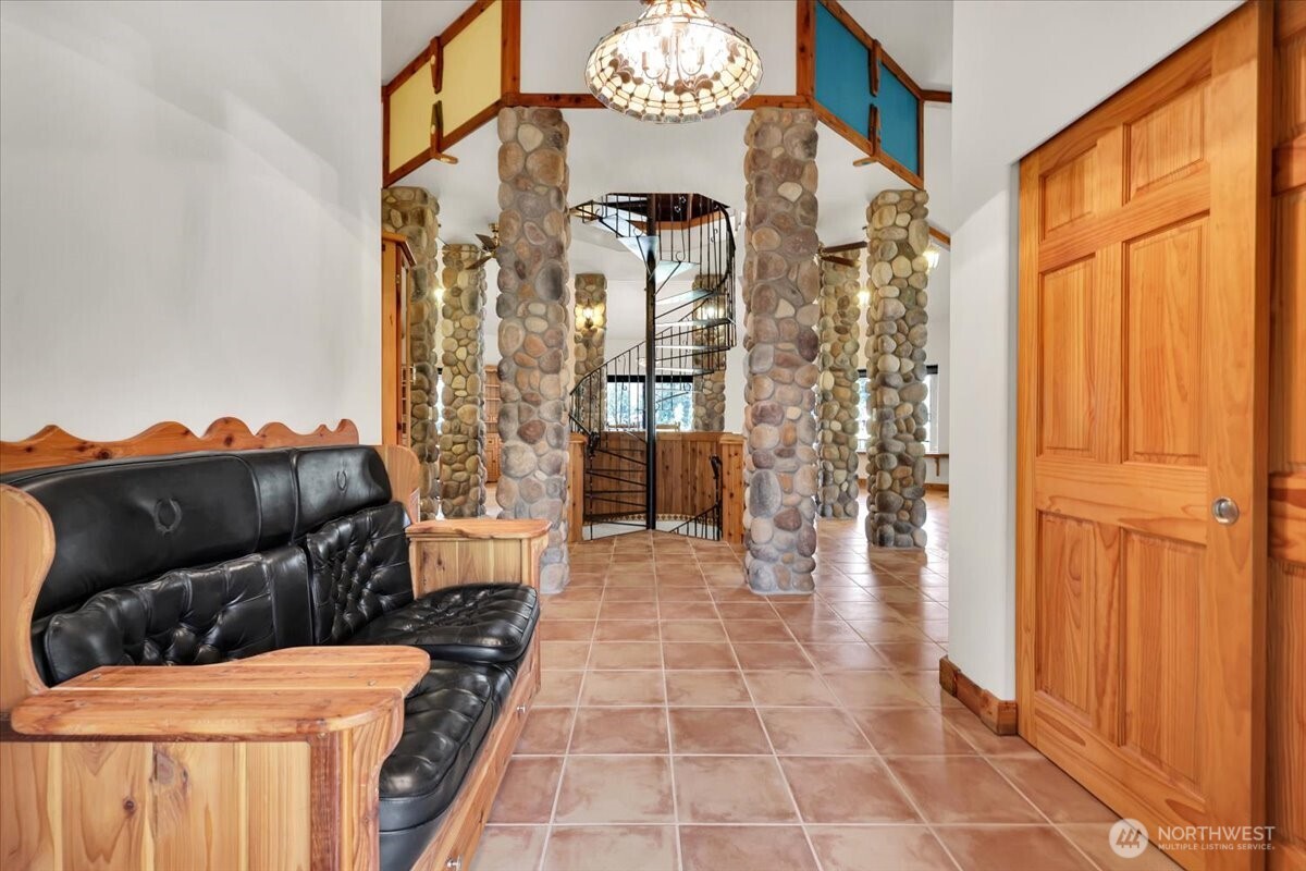 17049 Lake Point Drive Property Photo 3
