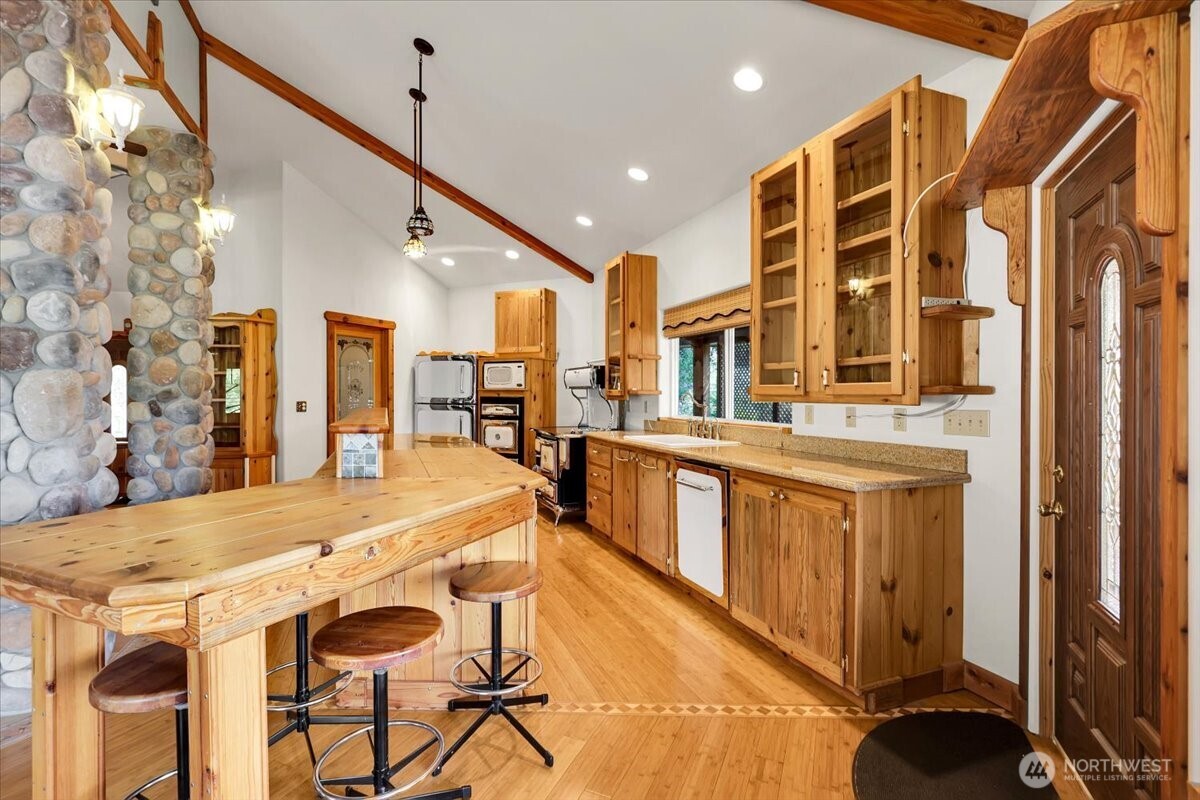 17049 Lake Point Drive Property Photo 6