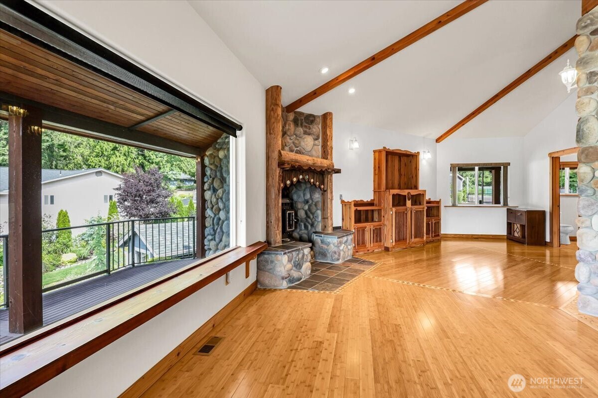 17049 Lake Point Drive Property Photo 8