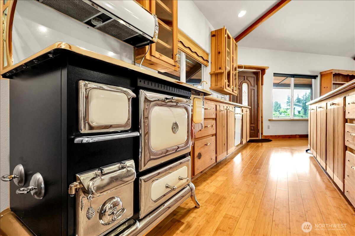 17049 Lake Point Drive Property Photo 11