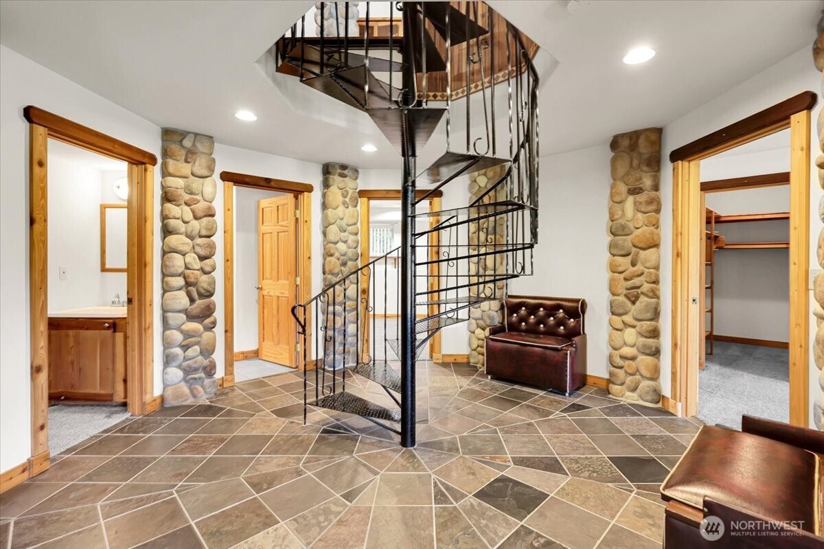 17049 Lake Point Drive Property Photo 15