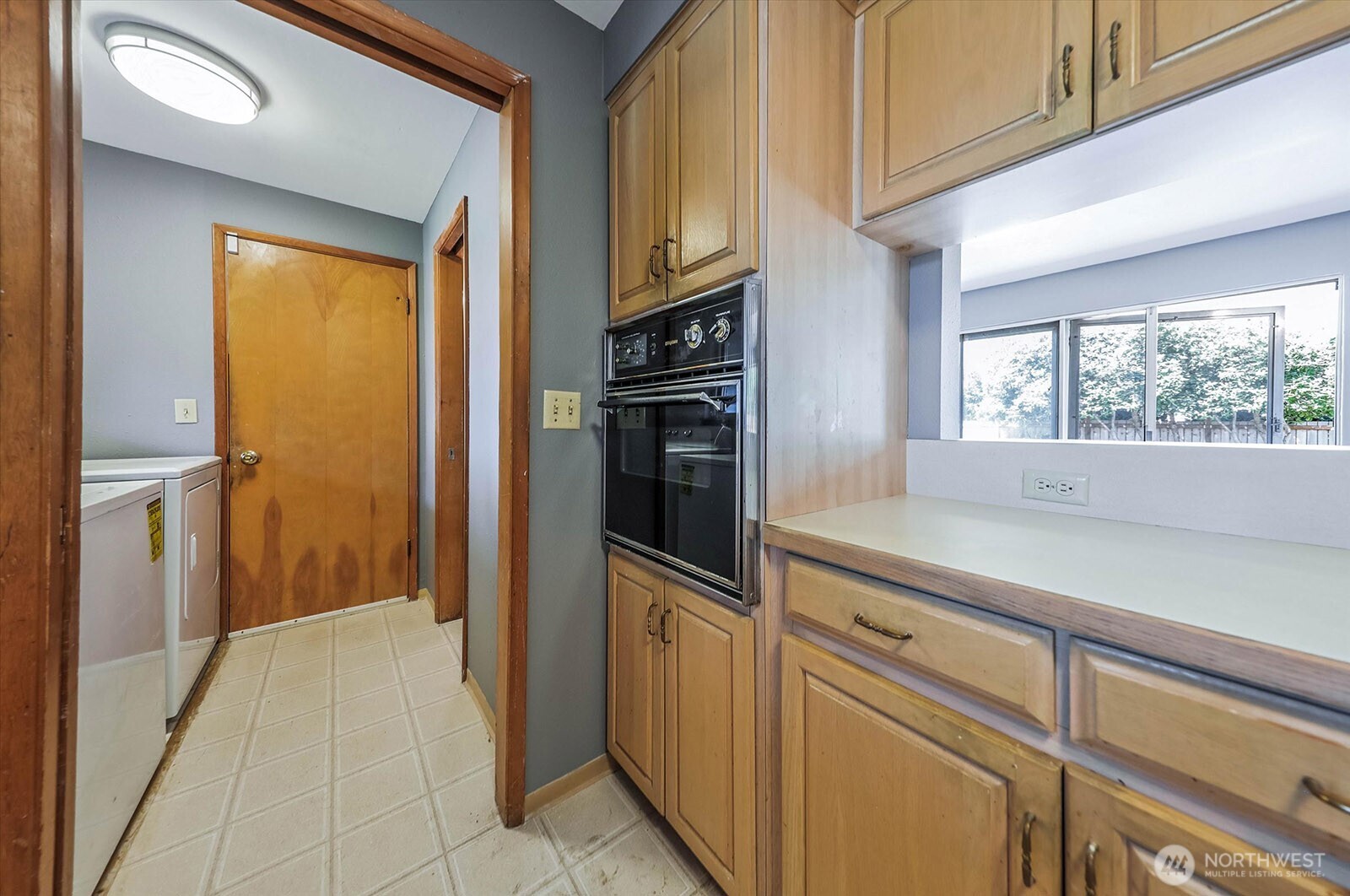 9015 Winona Street Property Photo 4